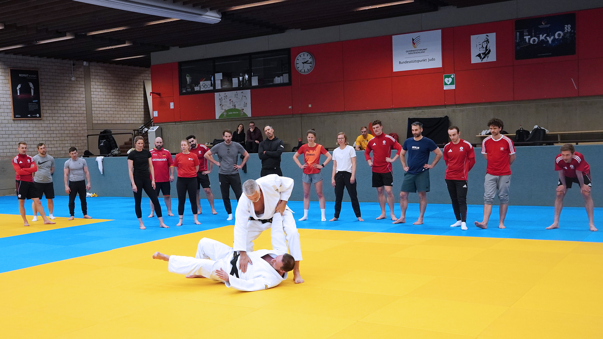 Frank Wieneke macht Judo mit dem DFB