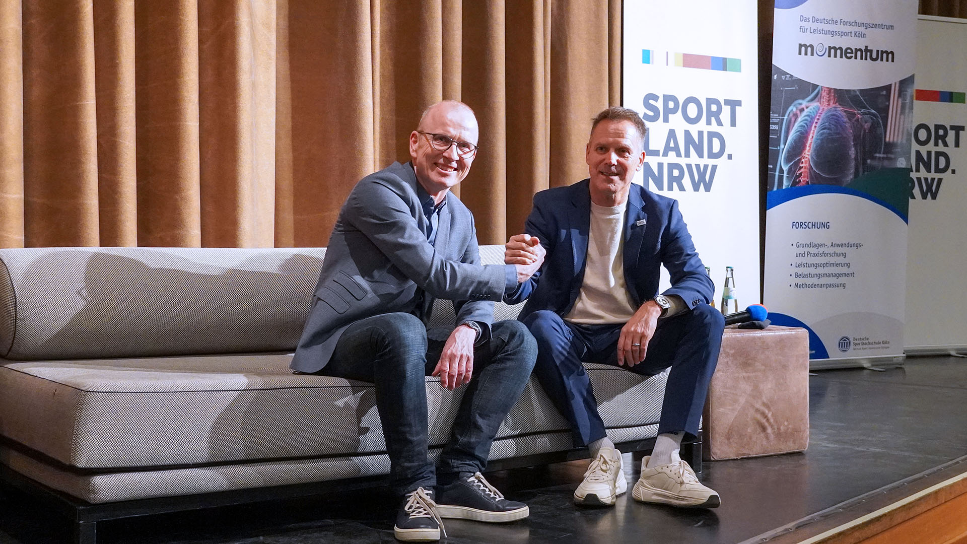 Lothar Linz (li., Trainerakademie Köln) und Prof. Dr. Ansgar Thiel (re., Rektor der Deutschen Sporthochschule Köln) schließen eine neue Kooperationsvereinbarung